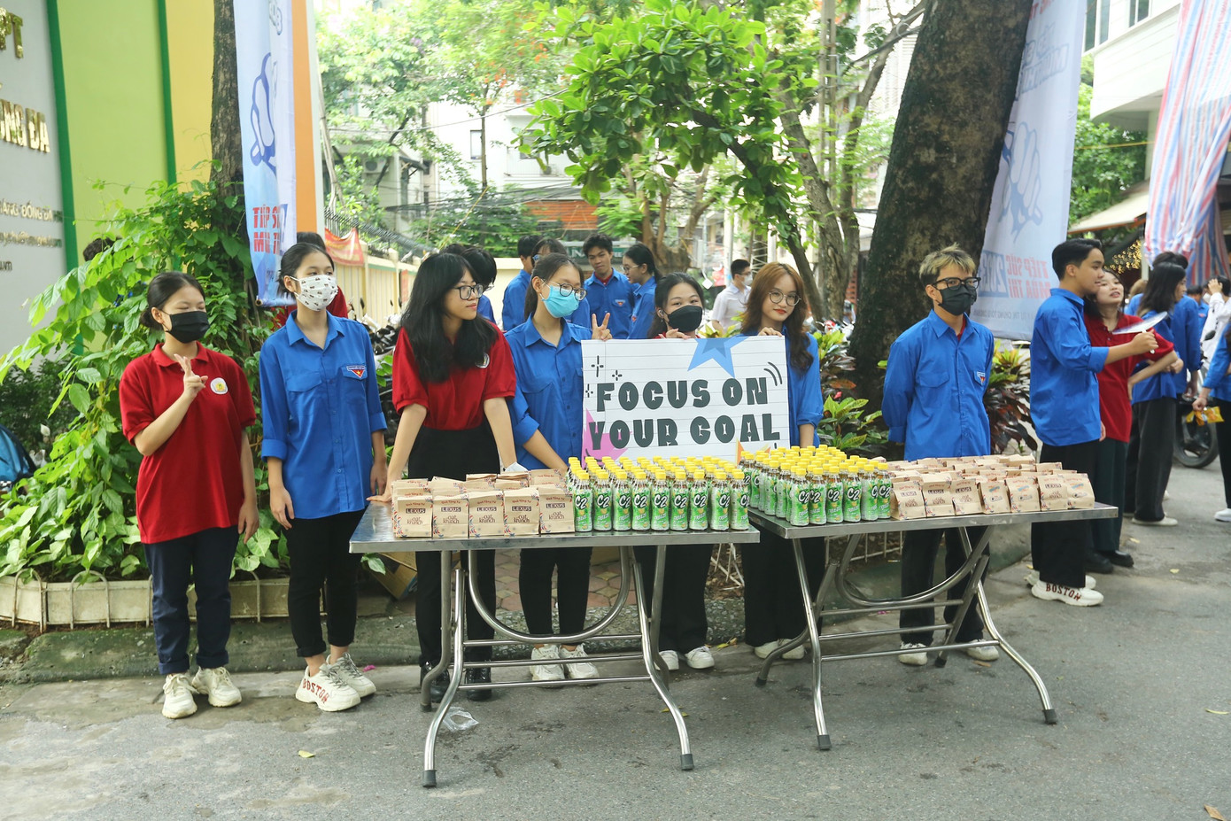 Đồ ăn, nước uống được chuẩn bị để hỗ trợ các thí sinh.