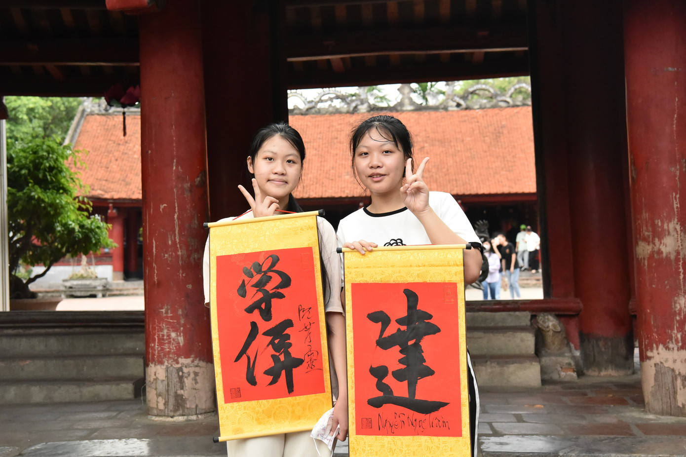 Hai sĩ tử xin chữ "Đăng Khoa" và "Đỗ Đạt" trước kỳ thi.