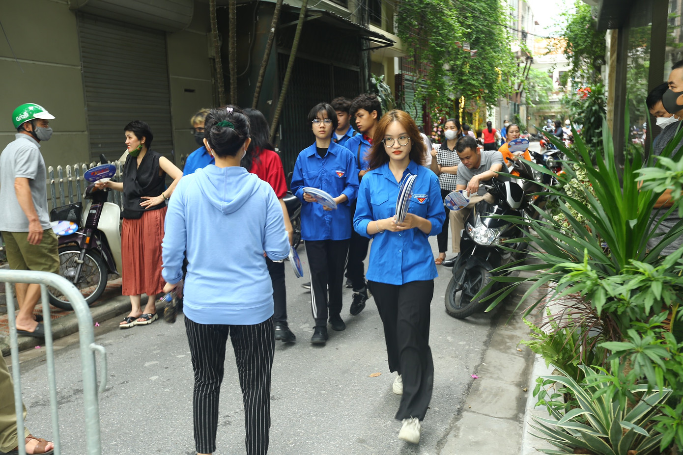 Ngoài ra, còn nhiều nhiều hoạt động tình nguyện như phân luồng giao thông, phát quạt cho phụ huynh trong thời gian ngồi chờ thí sinh...