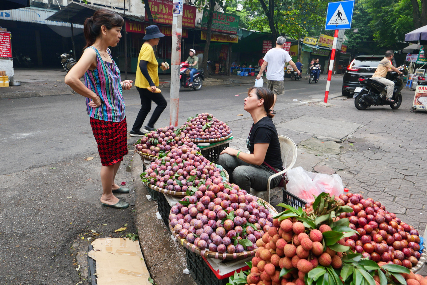 Các sạp hoa quả, chủ yếu mận và vải được bày bán khắp chợ.
