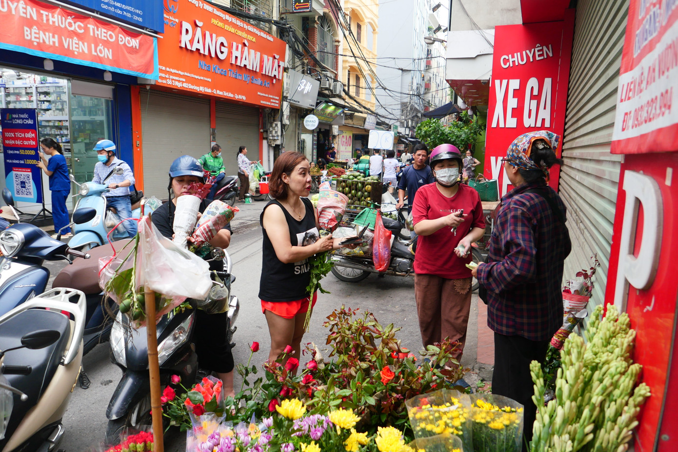 Sạp hoa tươi đắt khách trong ngày tết Đoan Ngọ.