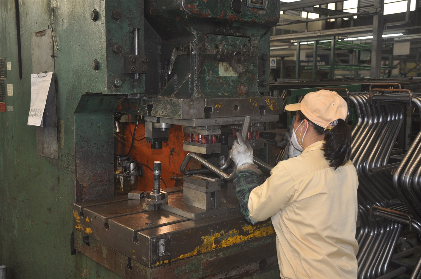 Nhiều công ty cắt điện hàng giờ trong ngày 9/6.