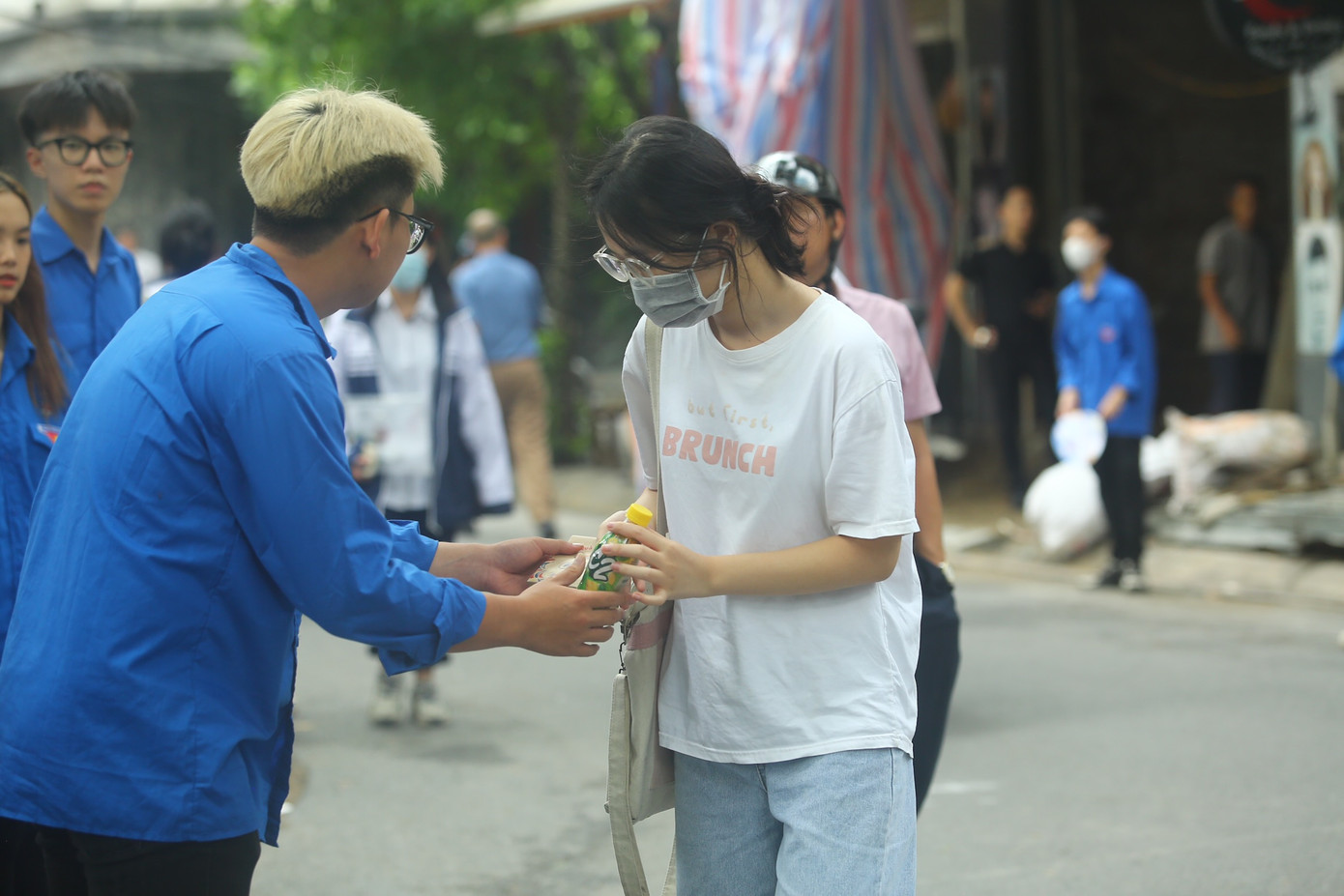 Thí sinh đến điểm trường làm thủ tục hôm nay đều được tiếp sức bằng những món quà nhỏ nhưng đầy ý nghĩa này.