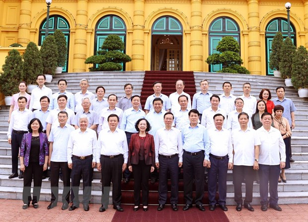 Chủ tịch nước Võ Văn Thưởng cùng các vị lãnh đạo Đảng, Nhà nước trong Ban Chỉ đạo và đại biểu chụp ảnh chung. (Ảnh: Thống Nhất/TTXVN).