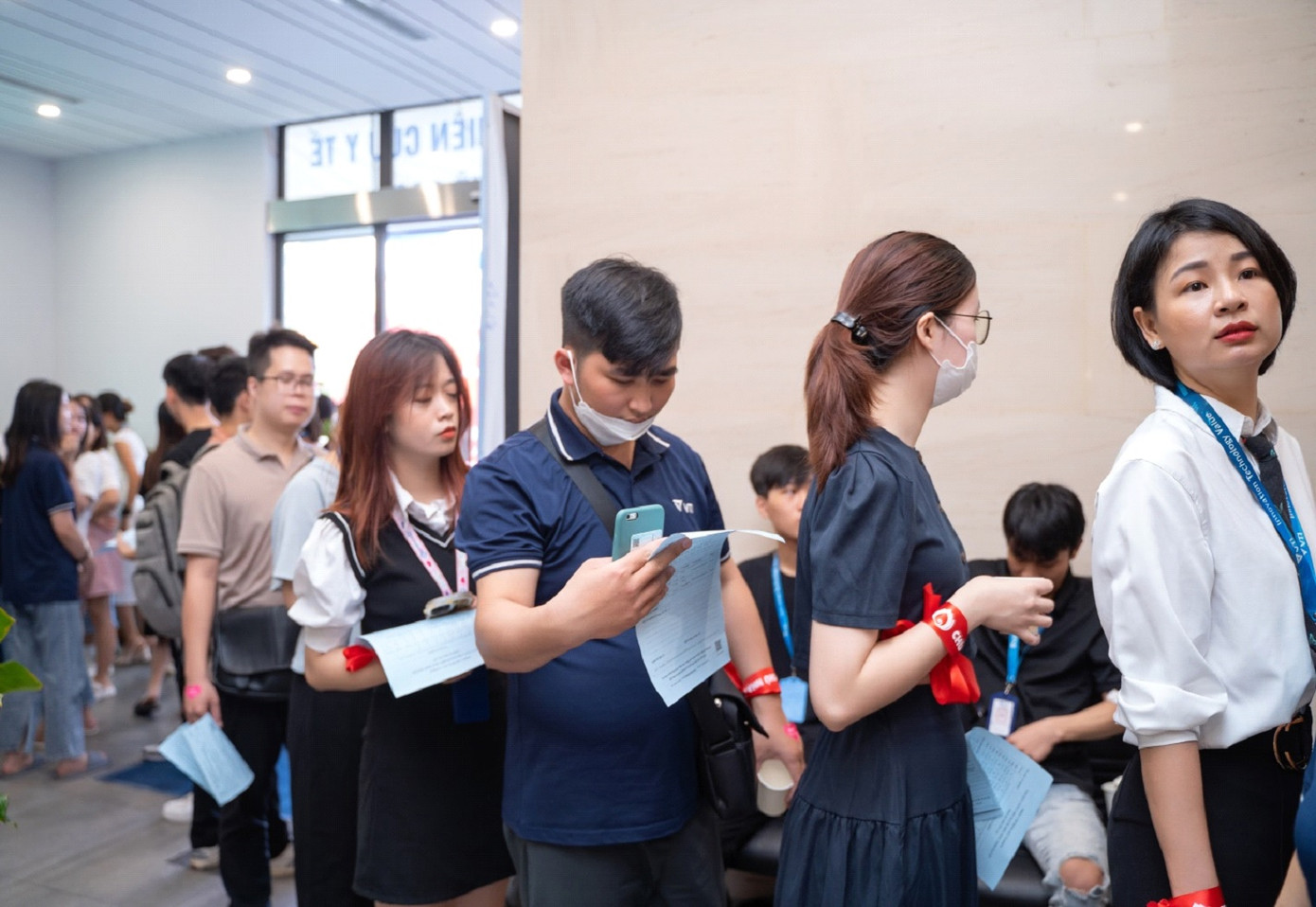 Đông đảo bạn trẻ VTI xếp hàng đăng ký hiến máu tại chương trình. Được biết, VTI Group là công ty phần mềm chuyên cung cấp các dịch vụ cho các đối tác lớn của Nhật Bản, Hàn Quốc và Việt Nam. Đội ngũ cán bộ, nhân viên của công ty phần đông là các bạn trẻ.