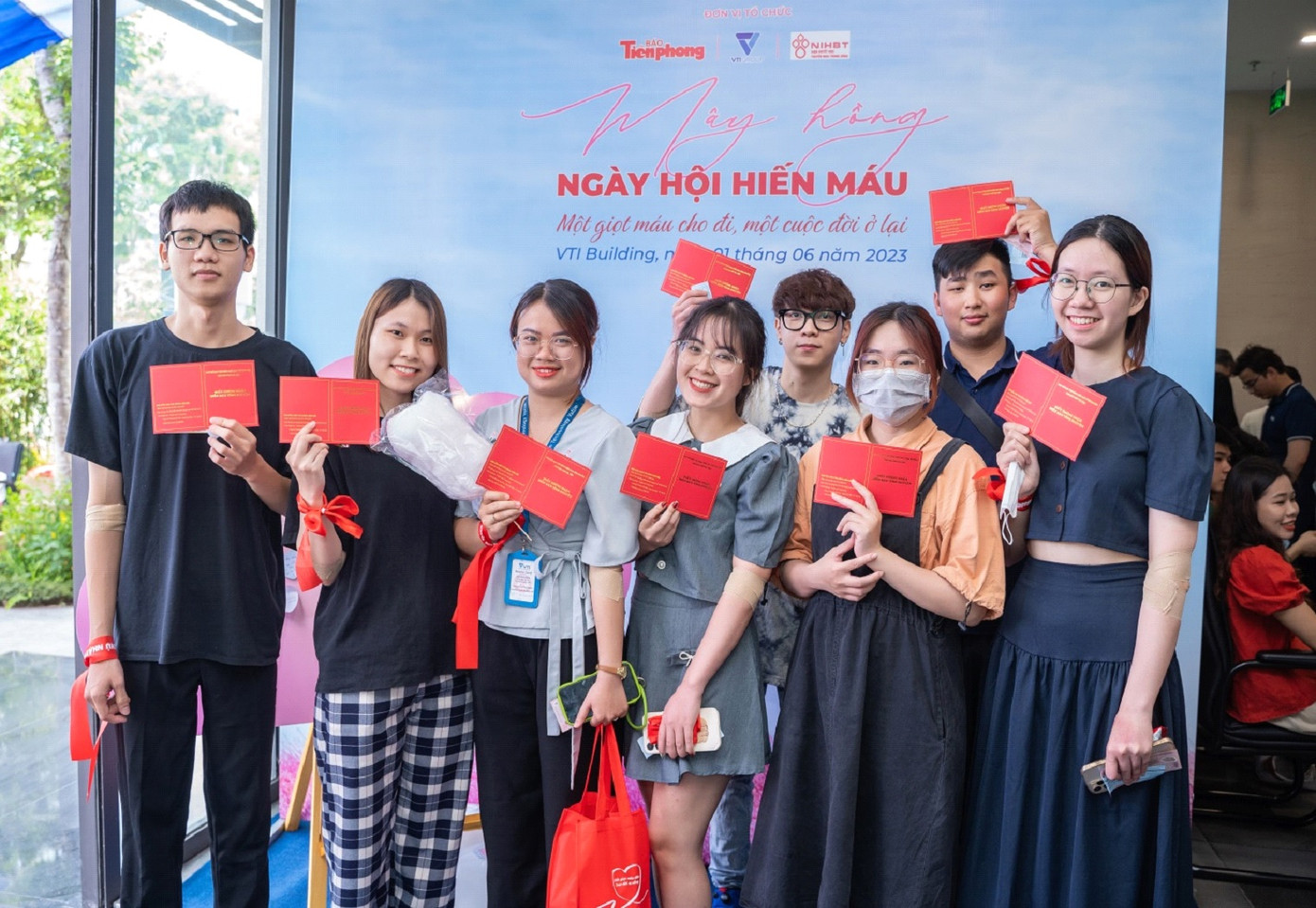 Niềm vui, hạnh phúc khi cầm trên tay tờ giấy chứng nhận hiến máu tình nguyện tại chương trình.