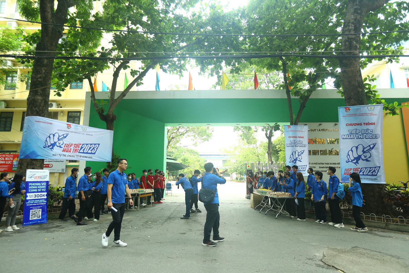 Ghi nhận của PV tại điểm trường THPT Phan Huy Chú (quận Đống Đa, Hà Nội), từ 13h, lực lượng &quot;áo xanh&quot; Thủ đô đã đến từ rất sớm, chuẩn bị công tác hỗ trợ thí sinh.