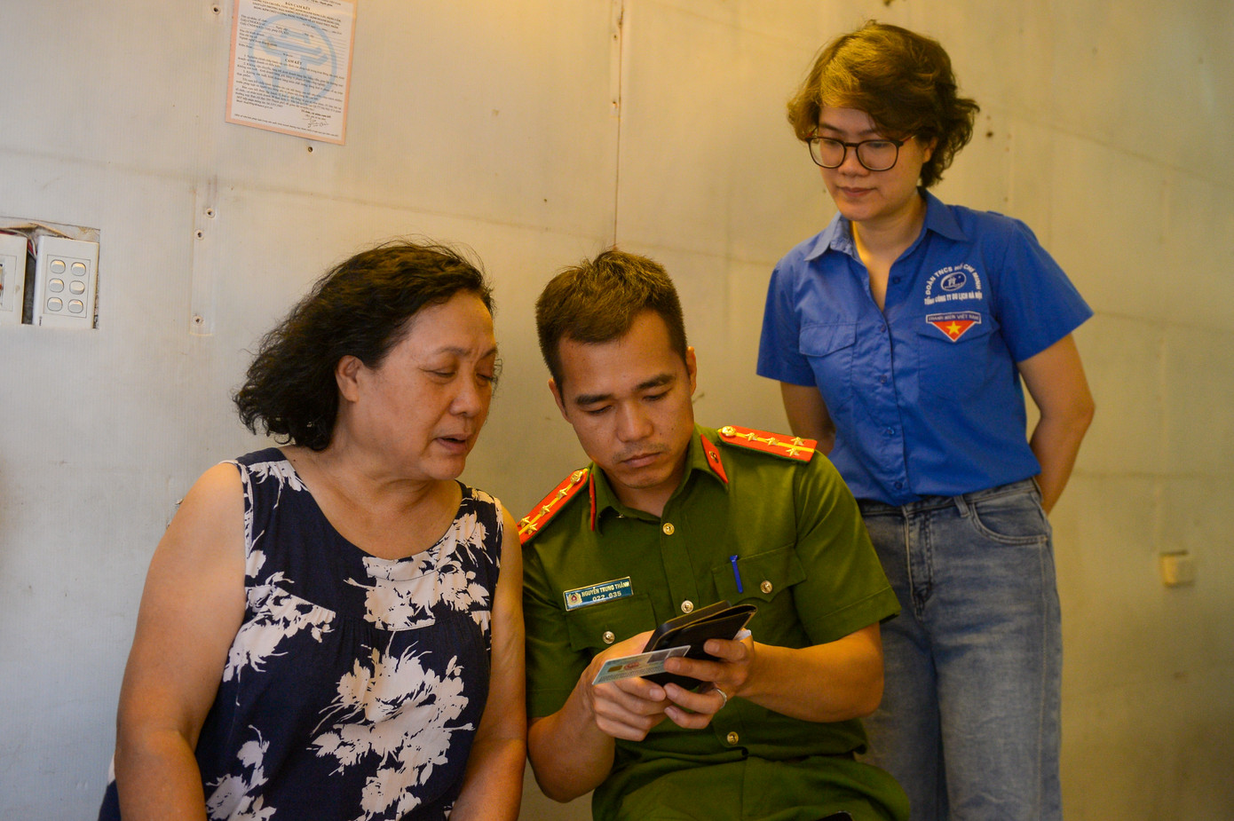 Hướng dẫn giúp người dân từng bước tiếp cận, sử dụng và thụ hưởng các tiện ích từ ứng dụng VNeID.