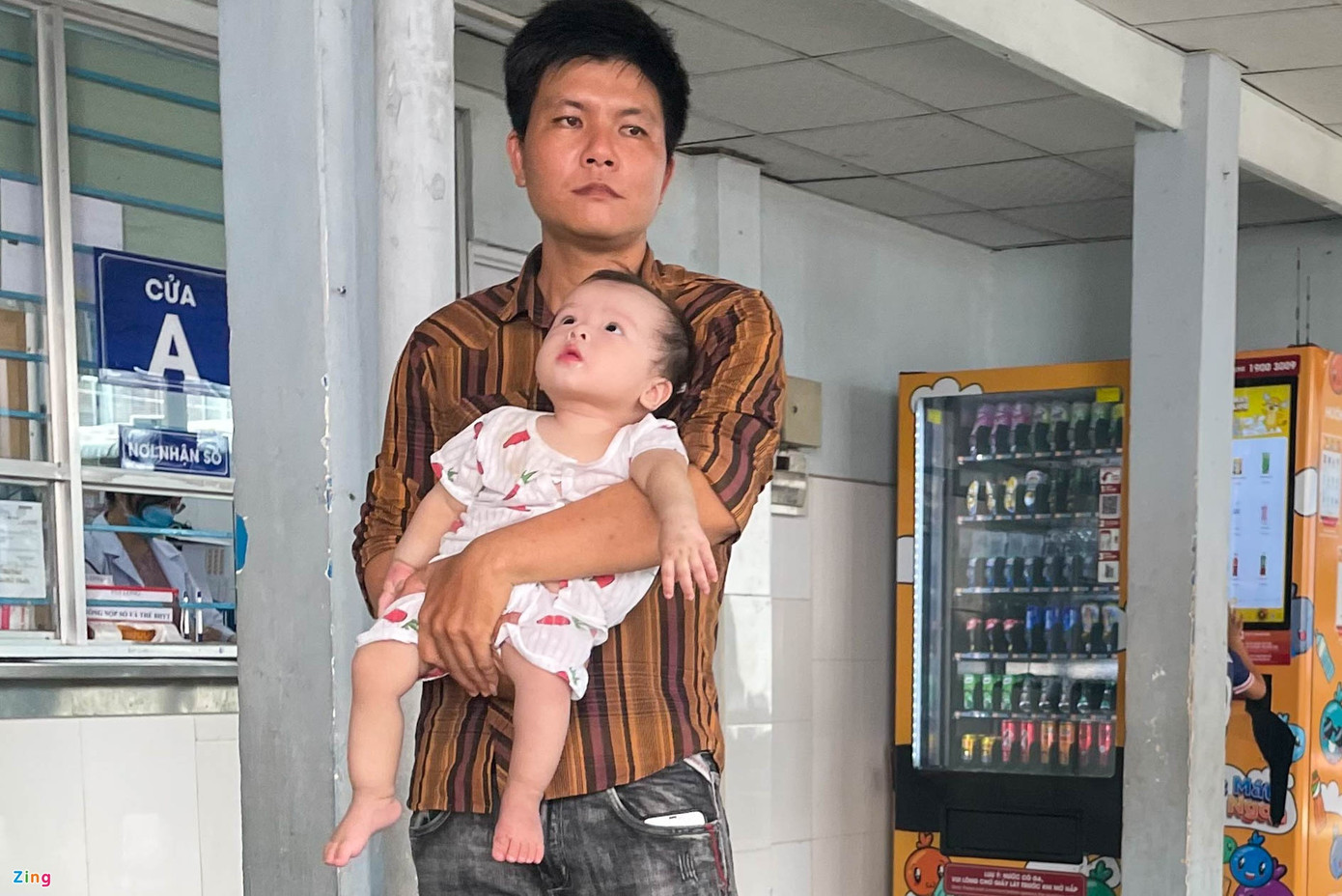 Phụ huynh dỗ con trong lúc chờ khám bệnh tại Bệnh viện Nhi đồng 1. Ảnh: Linh Thùy.