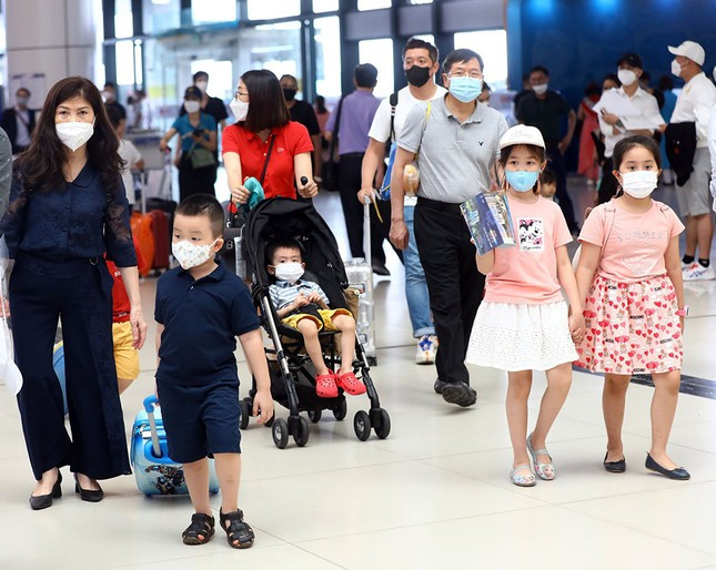 Để mua được vé máy bay giá rẻ dịp hè năm nay, khách buộc phải chọn đi những giờ kém thuận lợi, như chiều muộn hoặc đêm. Ảnh minh họa. Để mua được vé máy bay giá rẻ dịp hè năm nay, khách buộc phải chọn đi những giờ kém thuận lợi, như chiều muộn hoặc đêm. Ảnh minh họa.