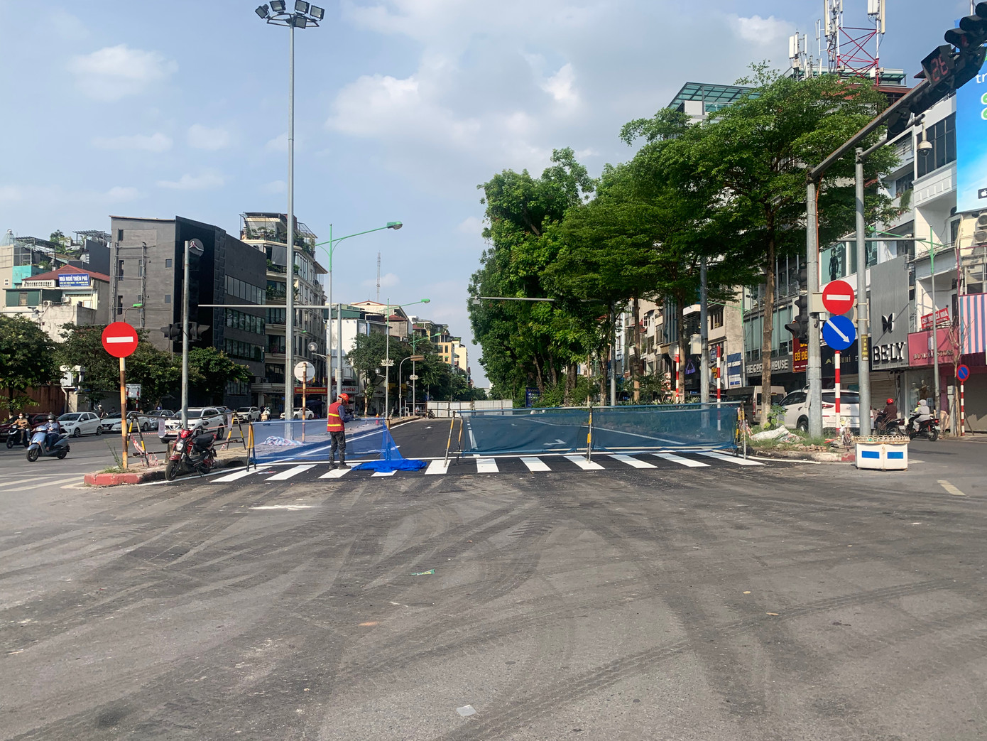 Phần công trình hoàn tất tháo dỡ rào, chờ được lưu thông.