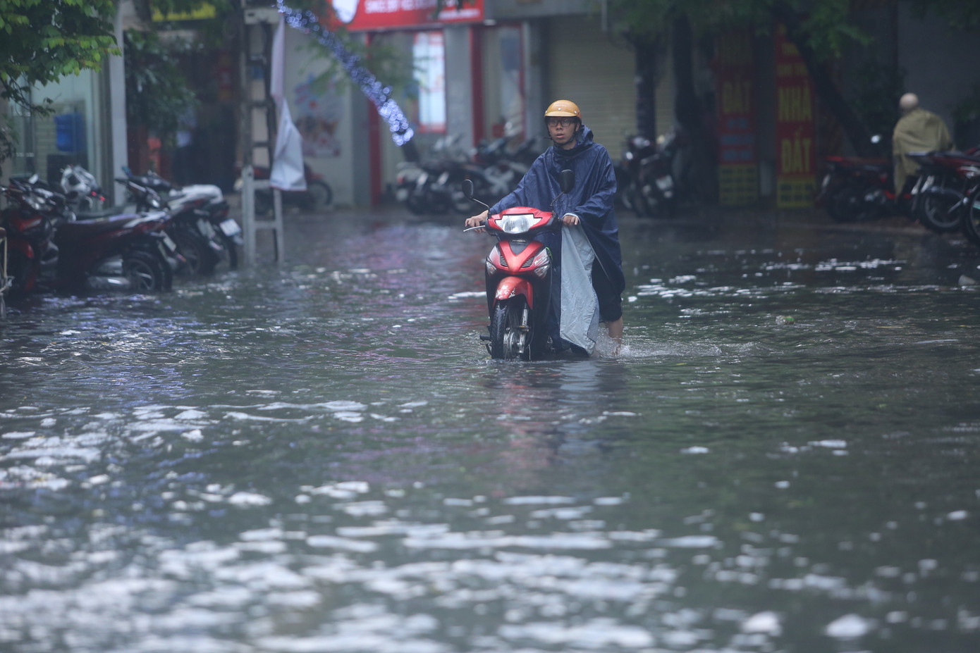 Nhiều xe máy "bỏ mạng" sau khi lao vào biển nước.