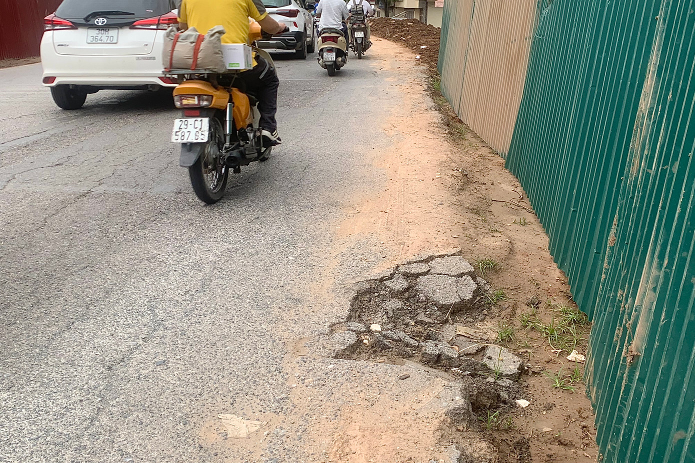 Những vết nứt, sạt lớn xuất hiện sát hàng rào, bên cạnh khu vực thi công mở rộng đê. Những vết nứt, sạt lớn xuất hiện sát hàng rào, bên cạnh khu vực thi công mở rộng đê.