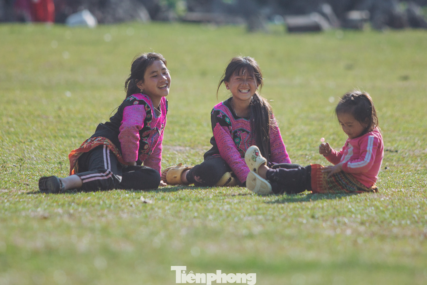 Nụ cười hồn nhiên, thơ dại trên gương mặt nhem nhuốc.