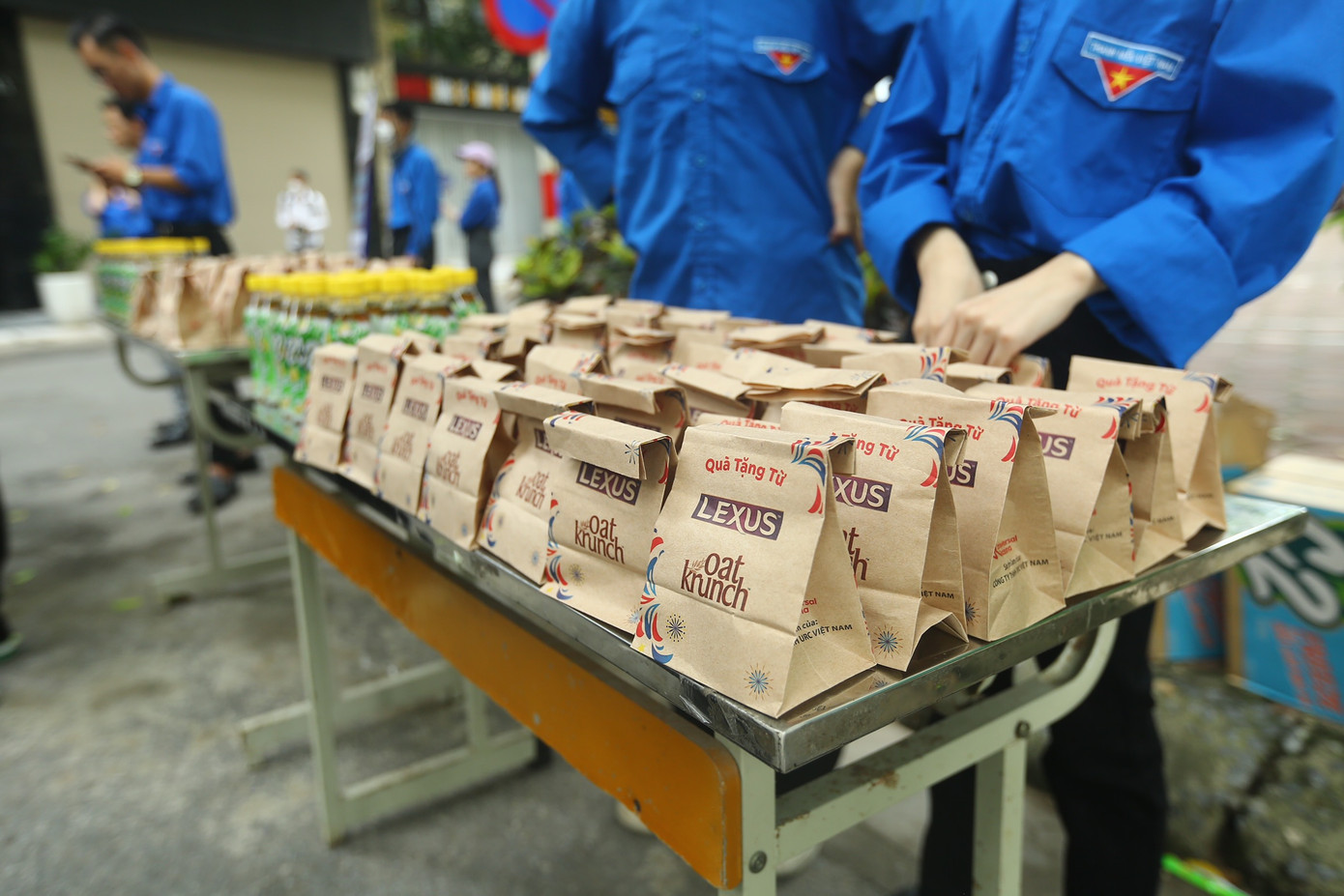 Túi quà nhỏ xinh với những chiếc bánh được các bạn học sinh, sinh viên chuẩn bị.