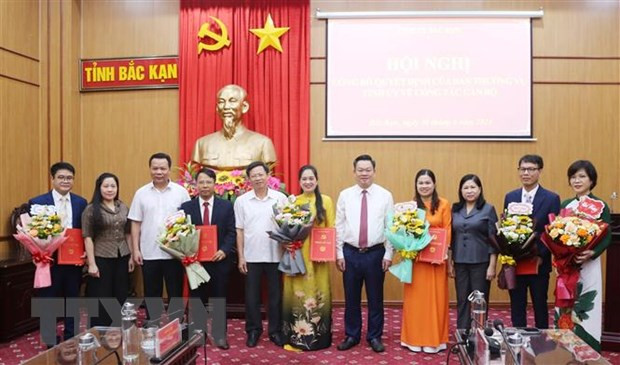 Lãnh đạo Tỉnh ủy Bắc Kạn chúc mừng các cán bộ được luân chuyển, bổ nhiệm. (Ảnh: TTXVN phát) Lãnh đạo Tỉnh ủy Bắc Kạn chúc mừng các cán bộ được luân chuyển, bổ nhiệm. (Ảnh: TTXVN phát)