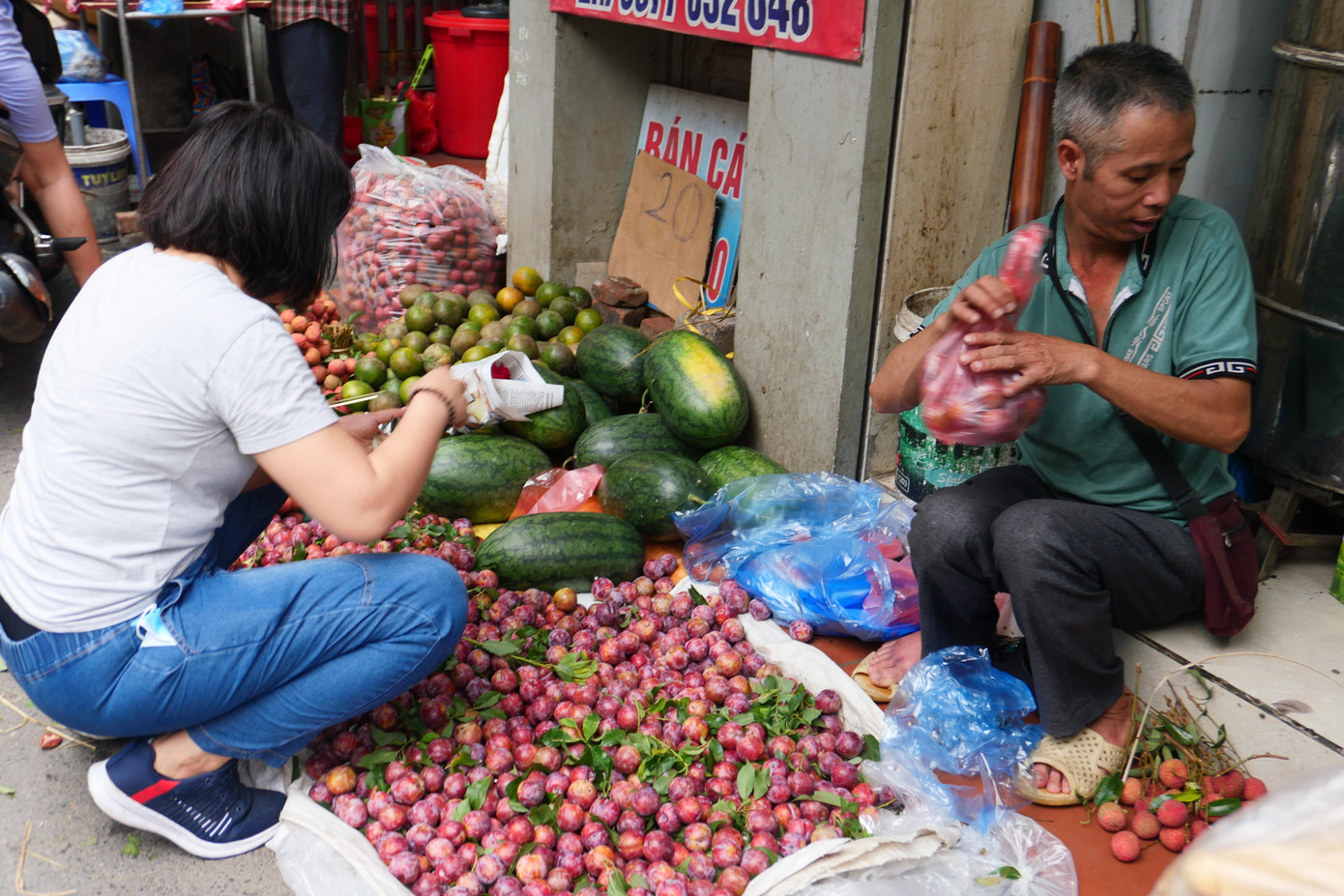 Các gia đình luôn chuẩn bị một mâm lễ đầy đủ trong ngày đầu hạ để tưởng nhớ tổ tiên, mong cầu sức khỏe cho gia đình...