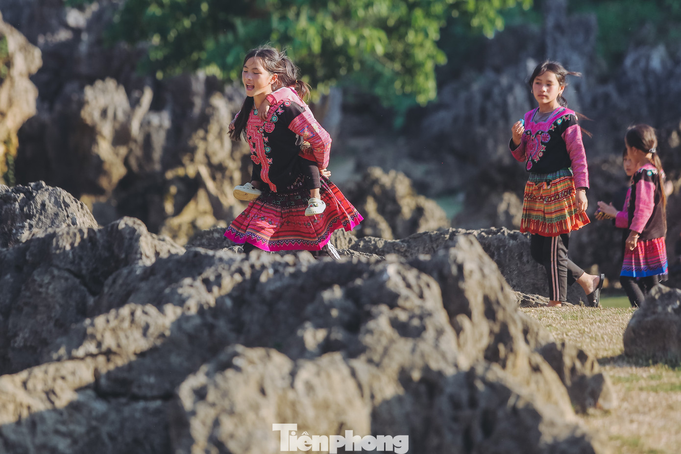 Dù cuộc sống ở nơi đây còn rất nhiều khó khăn nhưng không vì thế mà làm mất đi nụ cười, sự hồn nhiên và đáng yêu của trẻ em ở vùng đất này.