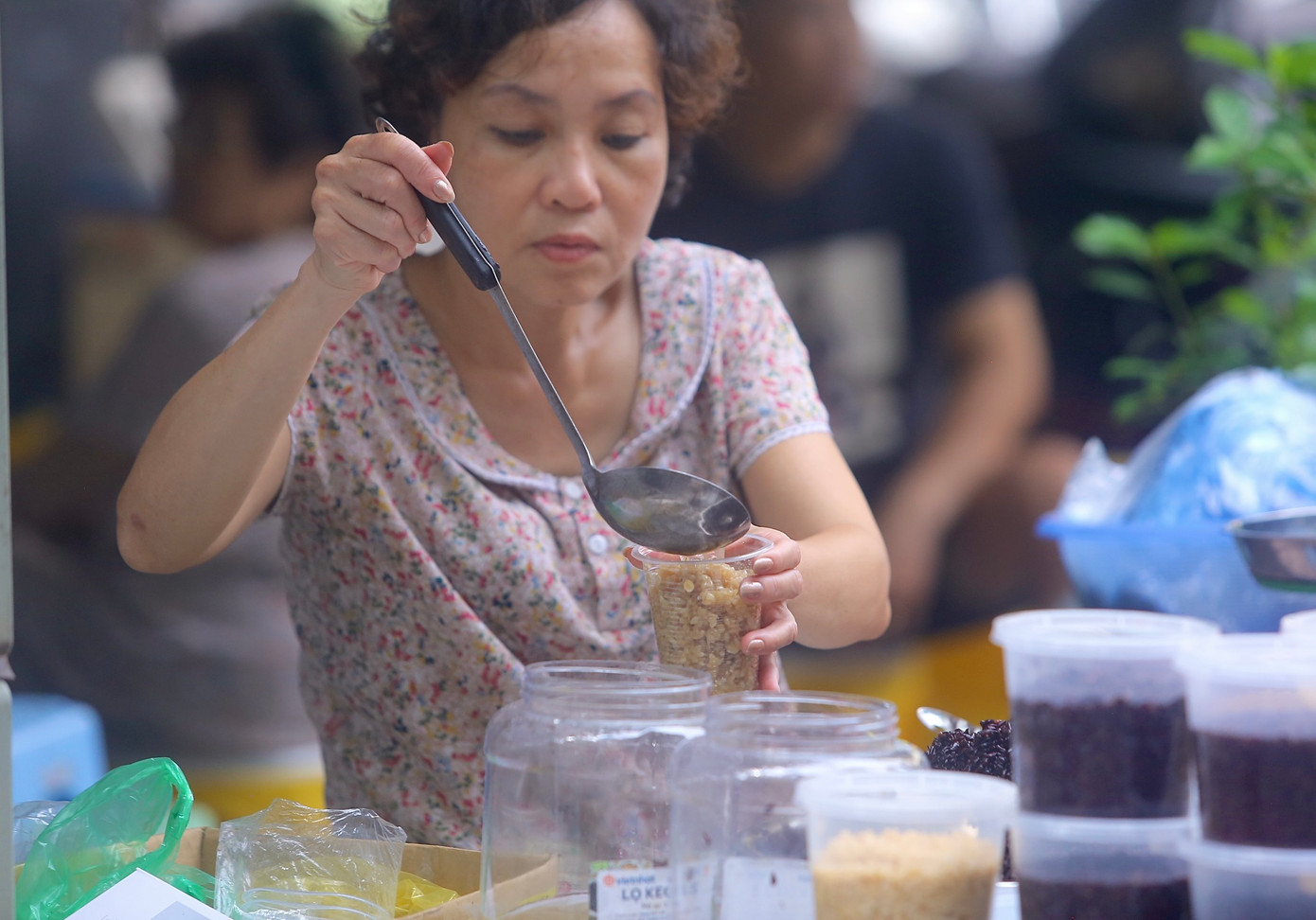 Tiểu thương bán hàng không ngơi tay.
