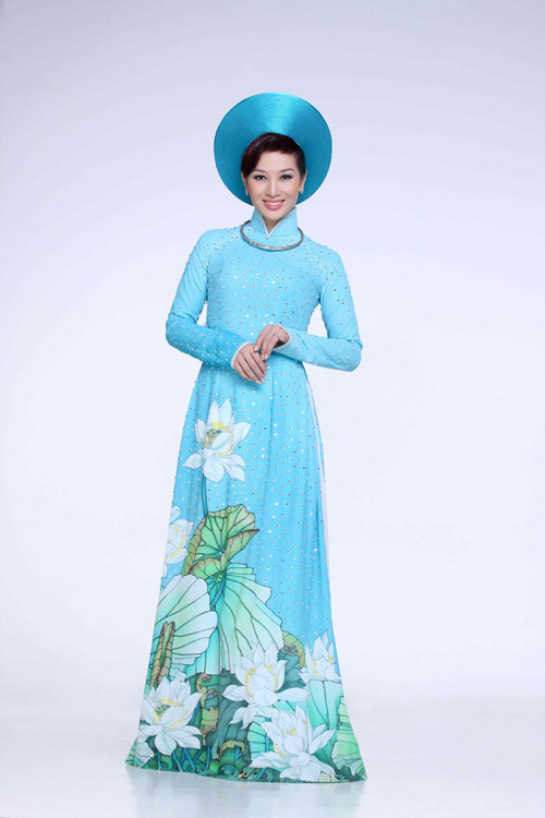 Người đẹp còn mang theo trang phục dân tộc để giới thiệu đến bạn bè quốc tế. Cô chọn áo dài xanh da trời có thêu hoa sen đều do chính tay nhà thiết kế nổi tiếng Sỹ Hoàng thực hiện riêng