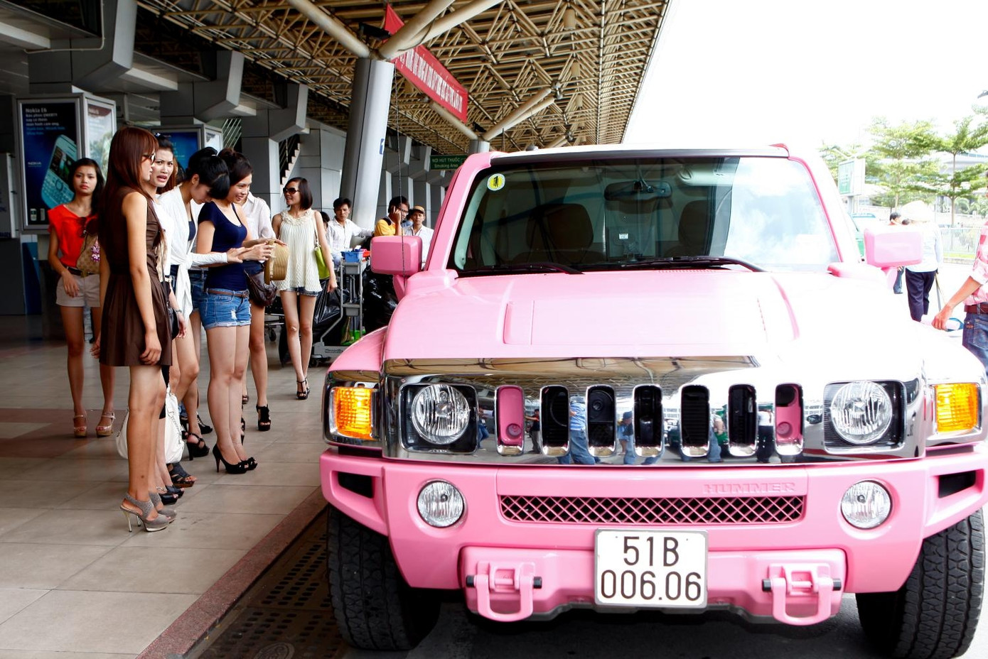 Thí sinh miền Bắc choáng vì được đón bằng Limousine màu hồng