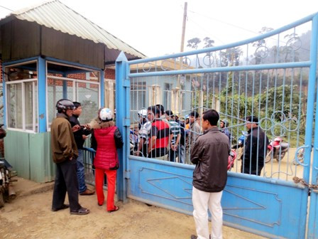 Người dân tụ tập ngay cổng vào nhà máy