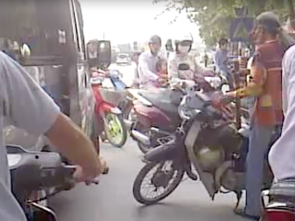 Cụ già 70 tuổi rút điếu cày giải quyết