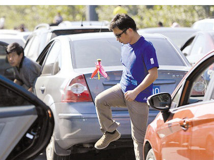 Đá cầu giữa những hàng xe 