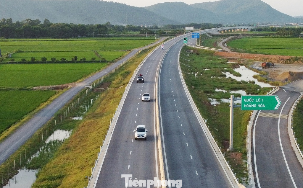 Trên 10 tuyến cao tốc Bắc - Nam vừa hoàn thành, trải dài từ Ninh Bình đến các tỉnh miền Trung, nhưng không có hệ thống trạm dừng nghỉ, tiếp nhiên liệu cho lái xe và phương tiện.