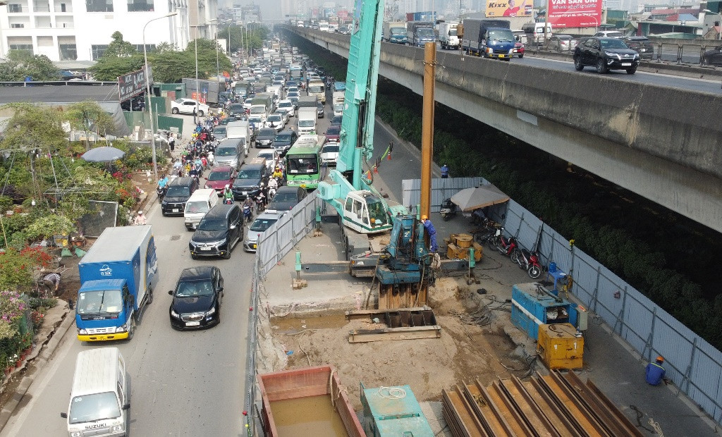 Hàng rào dự án hệ thống xử lý nước thải Yên Xá đang thi công trên nhiều tuyến đường Hà Nội.