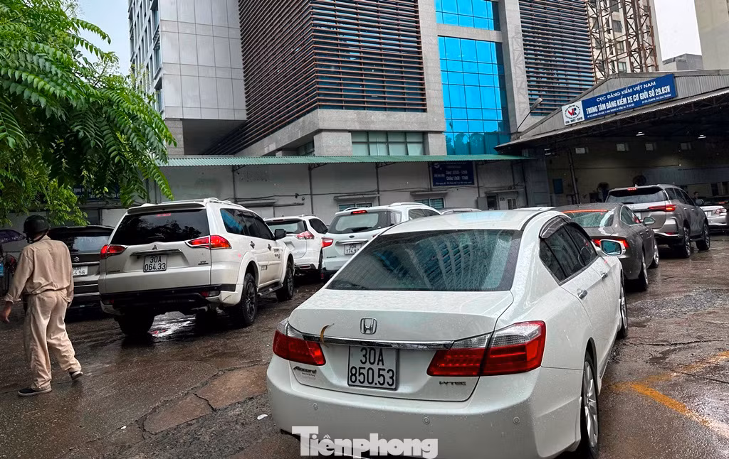 Nhưng tại TTĐK Cầu Giấy là trạm duy nhất không tiếp nhận xe đăng ký qua mạng. Nhưng tại TTĐK Cầu Giấy là trạm duy nhất không tiếp nhận xe đăng ký qua mạng.