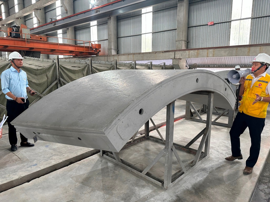 Vỏ hầm metro Nhổn - ga Hà Nội được sản xuất trong xưởng tại Hà Nam. Vỏ hầm metro Nhổn - ga Hà Nội được sản xuất trong xưởng tại Hà Nam.