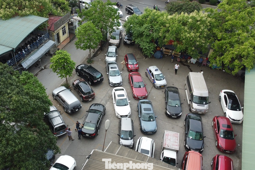 Trong các trạm này chỉ có TTĐK Cầu Giấy đang là trung tâm có số lượng xe đến đăng kiểm đông nhất, phải xếp hàng ra đường.