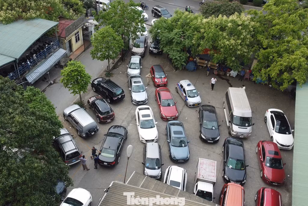Trong các trạm này chỉ có TTĐK Cầu Giấy đang là trung tâm có số lượng xe đến đăng kiểm đông nhất, phải xếp hàng ra đường. Trong các trạm này chỉ có TTĐK Cầu Giấy đang là trung tâm có số lượng xe đến đăng kiểm đông nhất, phải xếp hàng ra đường.