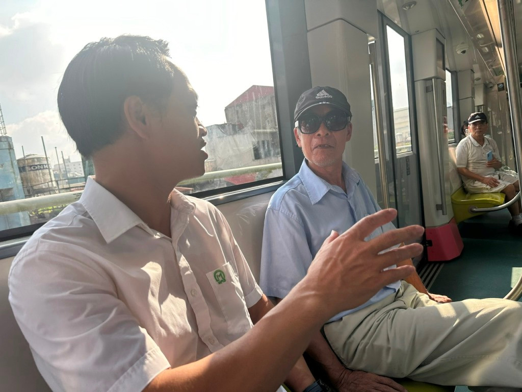 Ông Nguyễn Bá Sơn, Phó trưởng Ban Quản lý đường sắt Hà Nội (chủ đầu tư) cũng là những vị khách đầu tiên đi tàu sáng 8/8 trò chuyện và giải đáp những câu hỏi của hành khách.