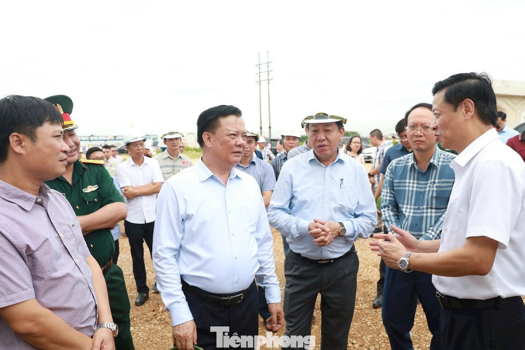 Bí thư Thành Ủy Hà Nội Đinh Tiến Dũng (thứ 3 từ trái qua) kiểm tra tiến độ tại hiện trường dự án Vành đai 4 sáng 13/6. Ảnh: Viết Thành. Bí thư Thành Ủy Hà Nội Đinh Tiến Dũng (thứ 3 từ trái qua) kiểm tra tiến độ tại hiện trường dự án Vành đai 4 sáng 13/6. Ảnh: Viết Thành.