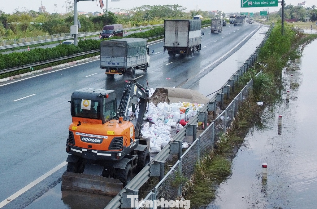 Tuy nhiên, nhà đầu tư BOT vẫn huy động xe chở cát đến và huy động nhân lực, máy móc đến để tạo thêm các bao cát, tiếp tục đắp cao để ngăn nước. Tuy nhiên, nhà đầu tư BOT vẫn huy động xe chở cát đến và huy động nhân lực, máy móc đến để tạo thêm các bao cát, tiếp tục đắp cao để ngăn nước.
