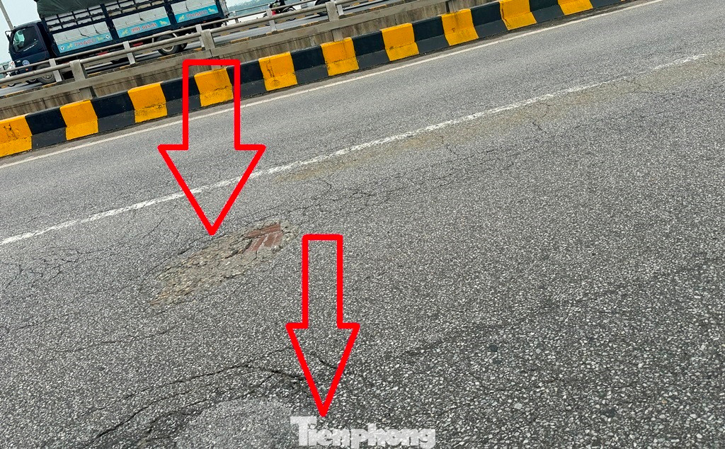 Một số vị trí mặt cầu đã bị bong lên và được hàn vá bằng sỏi, gạch... không đảm bảo cho giao thông đi lại êm thuận. Một số vị trí mặt cầu đã bị bong lên và được hàn vá bằng sỏi, gạch... không đảm bảo cho giao thông đi lại êm thuận.