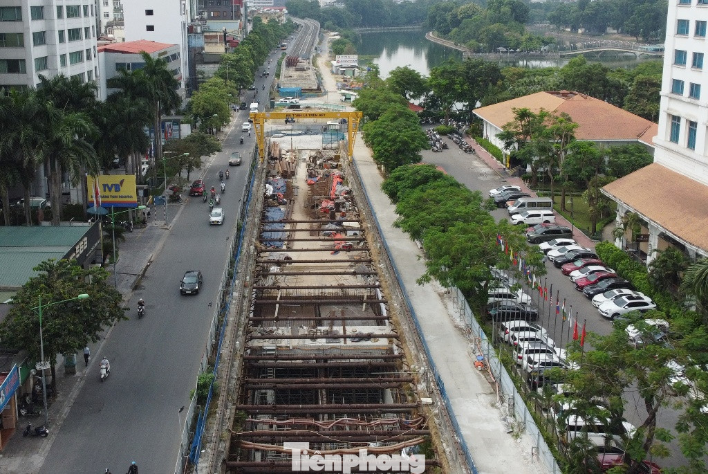 Là một trong những công trình trọng điểm nhưng hiện dự án đường sắt đô thị Hà Nội đang bị chậm đến 8 năm, nhưng hiện việc thi công các ga ngầm trên đường vẫn chưa xong.