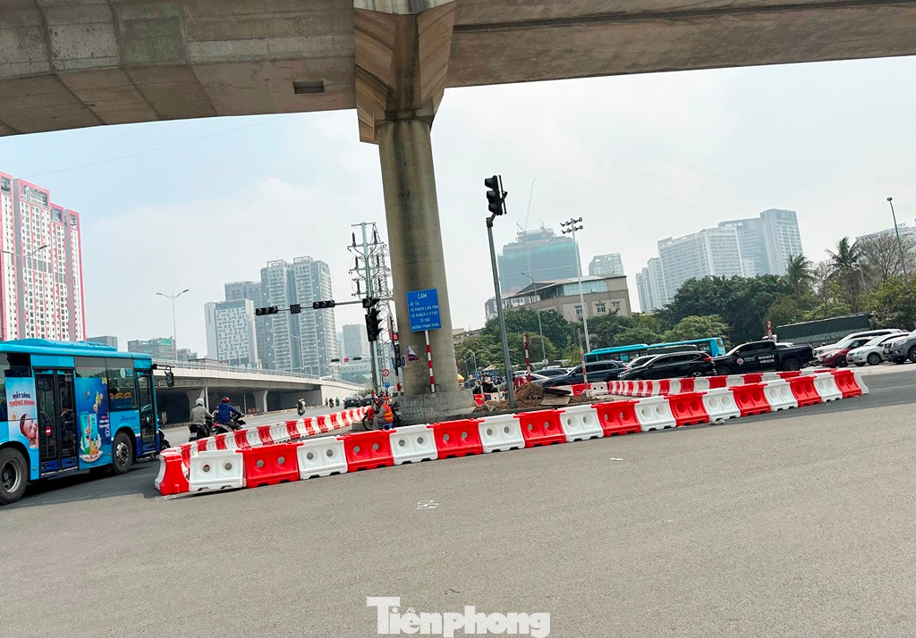 Một đảo giao thông mới tại nút Mai Dịch vừa được dựng.