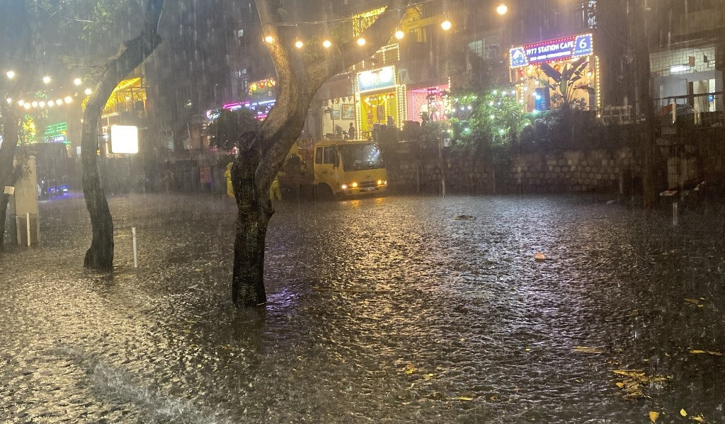 Ngập trắng nước trên phố Phùng Hưng.