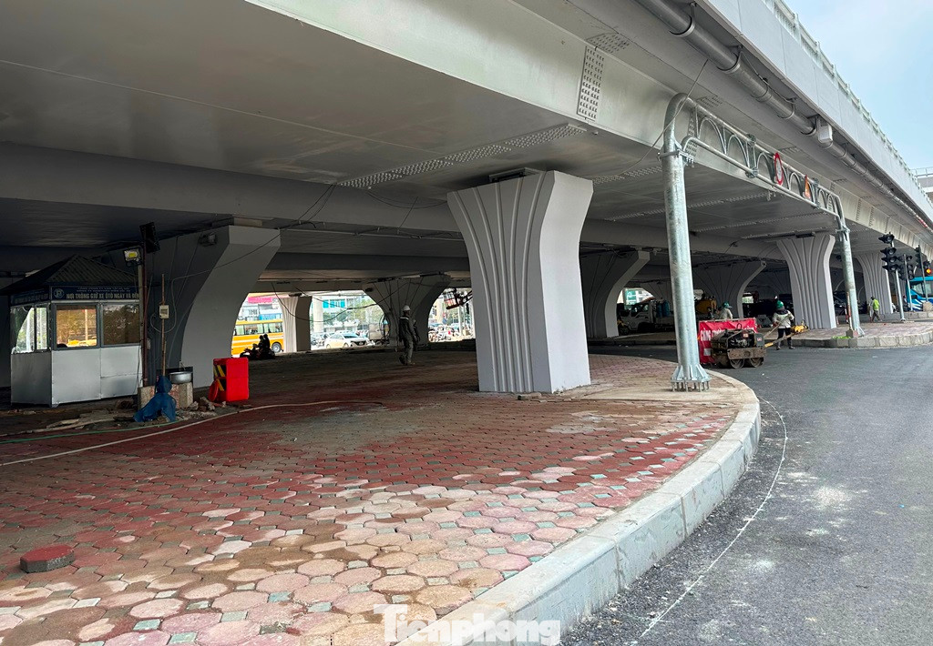 Dải phân cách ở gầm cầu Mai Dịch cũng vừa được mở rộng, lát gạch cho phù hợp. Các vị trí này cũng đang được sở, ngành Hà Nội lên phương án để bố trí điểm trông xe phục vụ tuyến đường sắt Nhổn - ga Hà Nội đi vào hoạt động từ tháng 7.