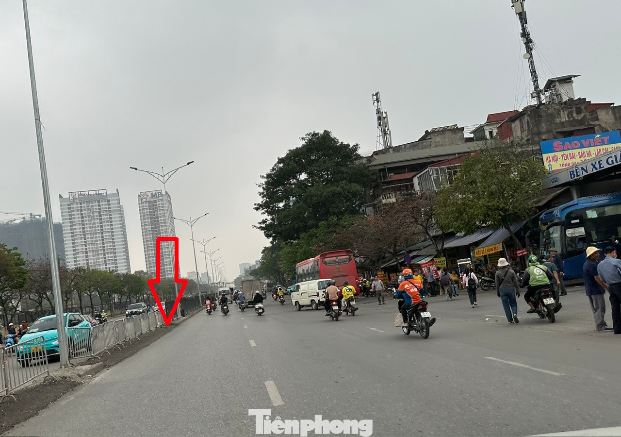 Đề xuất này hiện đã được Sở GTVT Hà Nội thống nhất; sau đó đã cho các đơn vị thi công xén khoảng 20 mét gờ bê tông (mũi tên đỏ) và hàng rào sắt ở dải phân cách giữa đường Giải Phóng sẵn sàng cho xe khách đi qua.