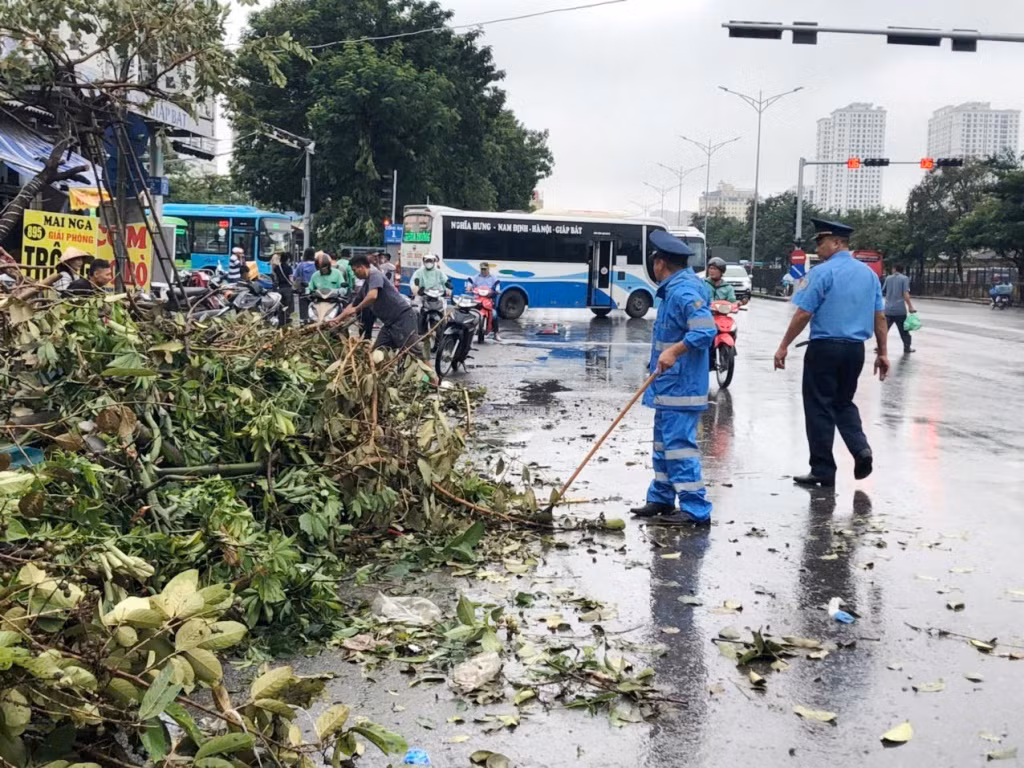 Để đảm bảo giao thông, sáng nay tại nhiều vị trí có cây đổ trên đường Thanh tra giao thông các đội trên địa bàn thành phố tiếp tục thu gom gọn lại.