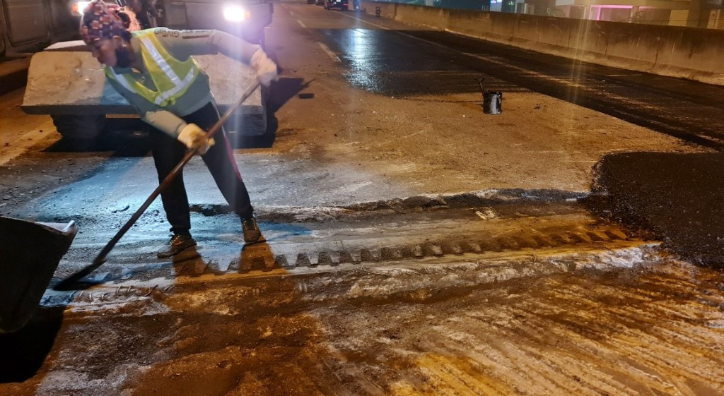 Khu vực các khe co giãn hư hỏng nhiều là tại các trụ T260, T275, T290... hướng Mai Dịch đi Pháp Vân.