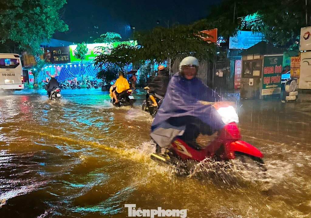 Thời điểm từ 6 đến 7h tối nay, Hà Nội đổ mưa rào lớn. Thời điểm từ 6 đến 7h tối nay, Hà Nội đổ mưa rào lớn.