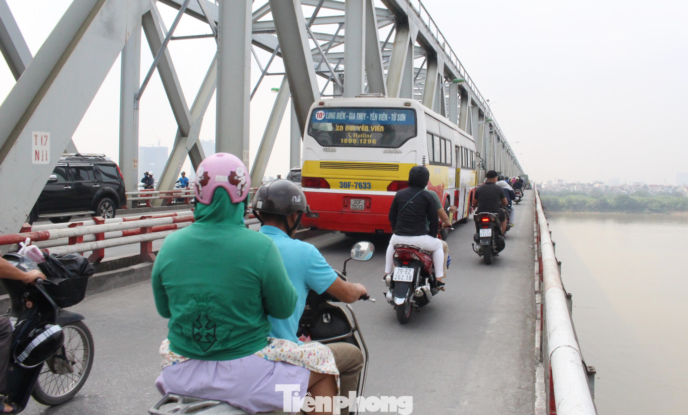 Sở GTVT Hà Nội phải điều chỉnh lộ trình 10 tuyến buýt qua các cầu và đường ngập do mưa bão. Ảnh: A.Trọng