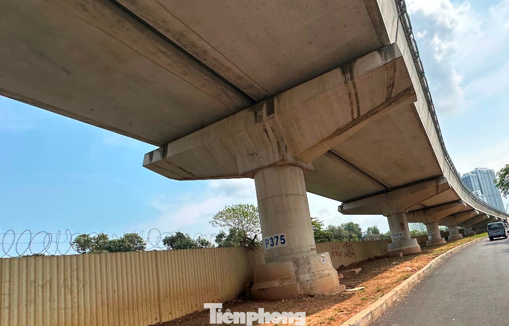 Lãnh đạo Cty TNHH MTV đường sắt Hà Nội (Hanoi Metro) cho biết, theo thiết kế và công năng sử dụng, các ga đường sắt Nhổn - ga Hà Nội trong đó có 8 ga trên cao không có diện tích sử dụng cho việc bố trí các điểm đỗ xe công cộng, do vậy hành khách đi xe máy hoặc ô tô đến ga phải tìm các điểm đỗ ở bên ngoài ga.