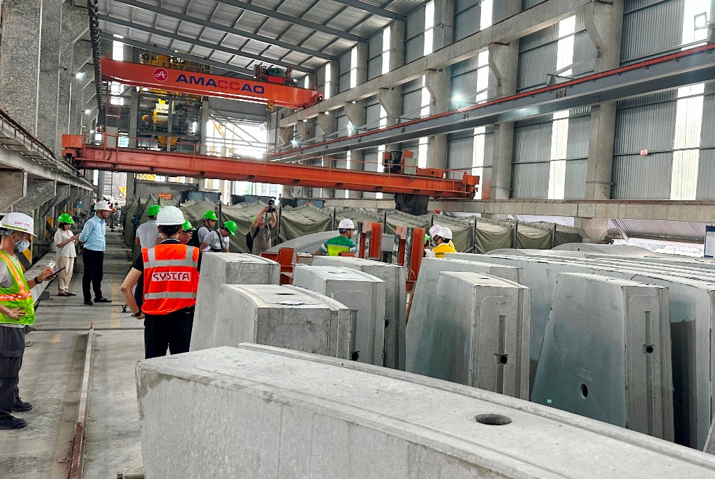 Khung cảnh bên trong nhà máy, các vỏ hầm đang được gấp rút cho "ra lò".