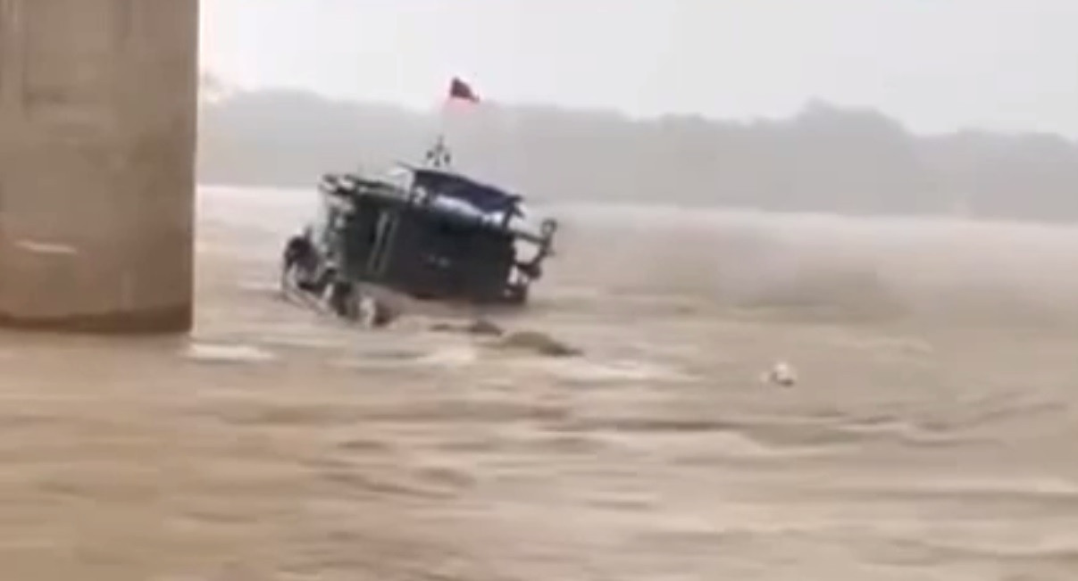 Thời điểm tàu chìm hơn nửa thân tàu, trước khi chìm cả xuống sông.